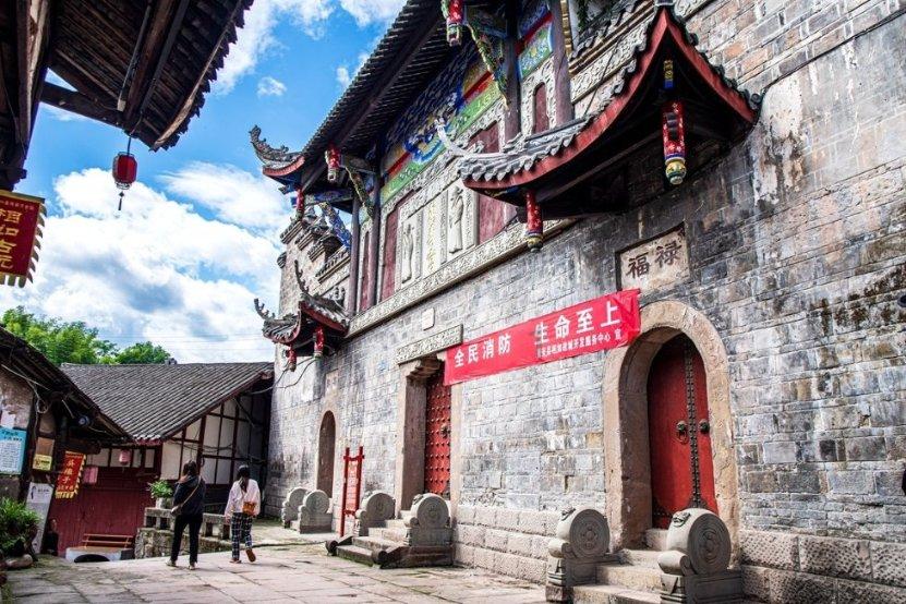 沈从文转入精神病院，张兆和转身离去，晚年她已认不出丈夫的模样