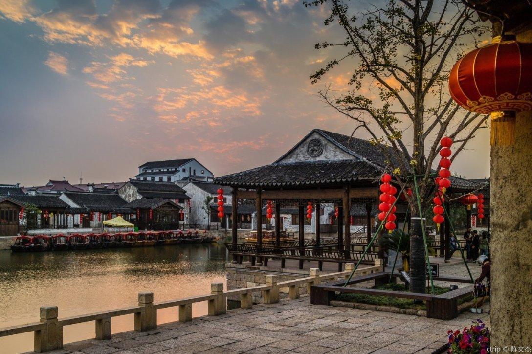 城镇化是让农民进城，还是说把农村建设成城镇一样？为何这么说？游戏画面